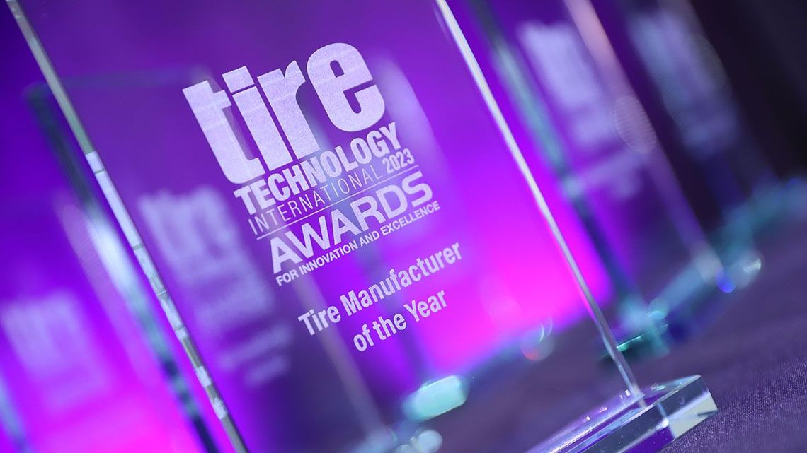 Photographie du trophée du meilleur fabricant de l'année décerné par les Tire Technology International Awards 2023.