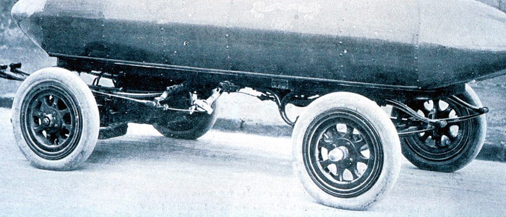Photographie en noir et blanc des roues de la "Jamais Contente".
