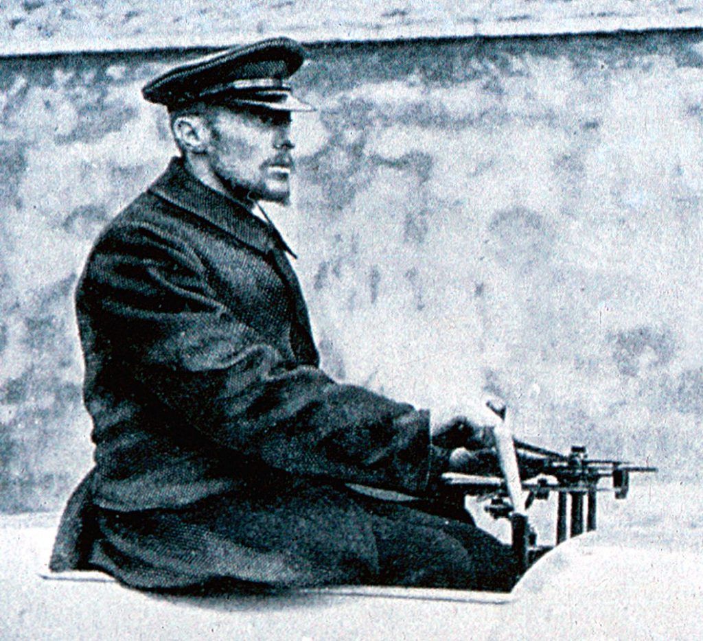Portrait du pilote belge, Camille Jenatzy, surnommé le "Diable Rouge".