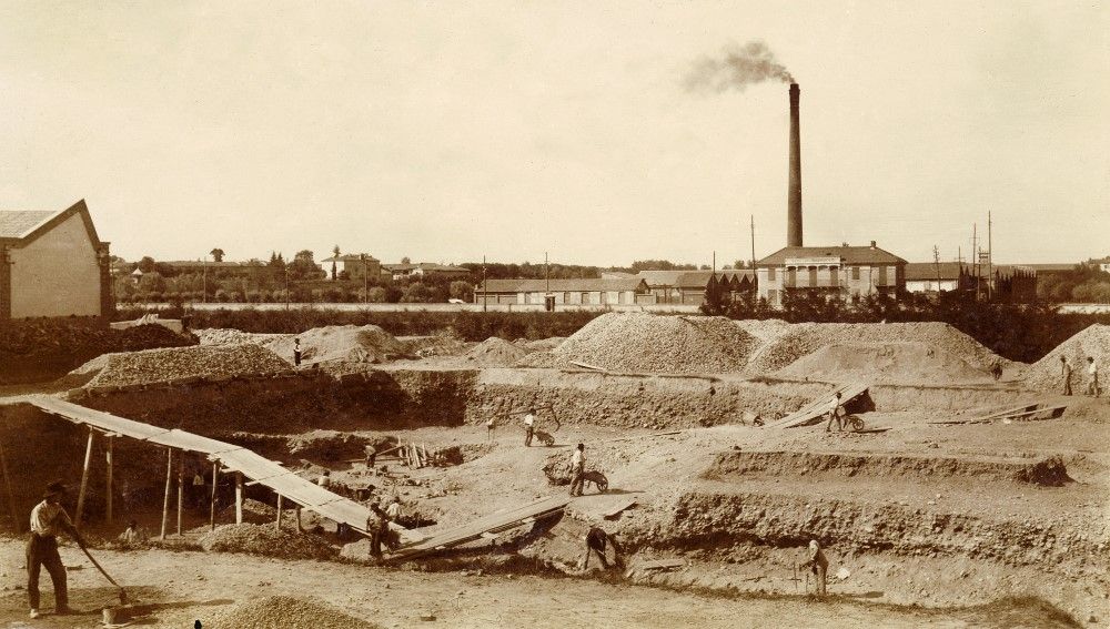 Photographie du chantier de construction de l'usine de Turin (Italie) en 1906.