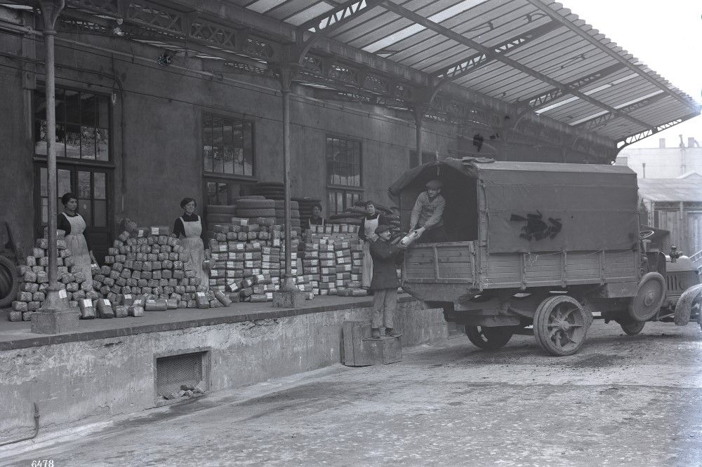 Black and white photograph, showing the sending of packages intended for mobilized employees.