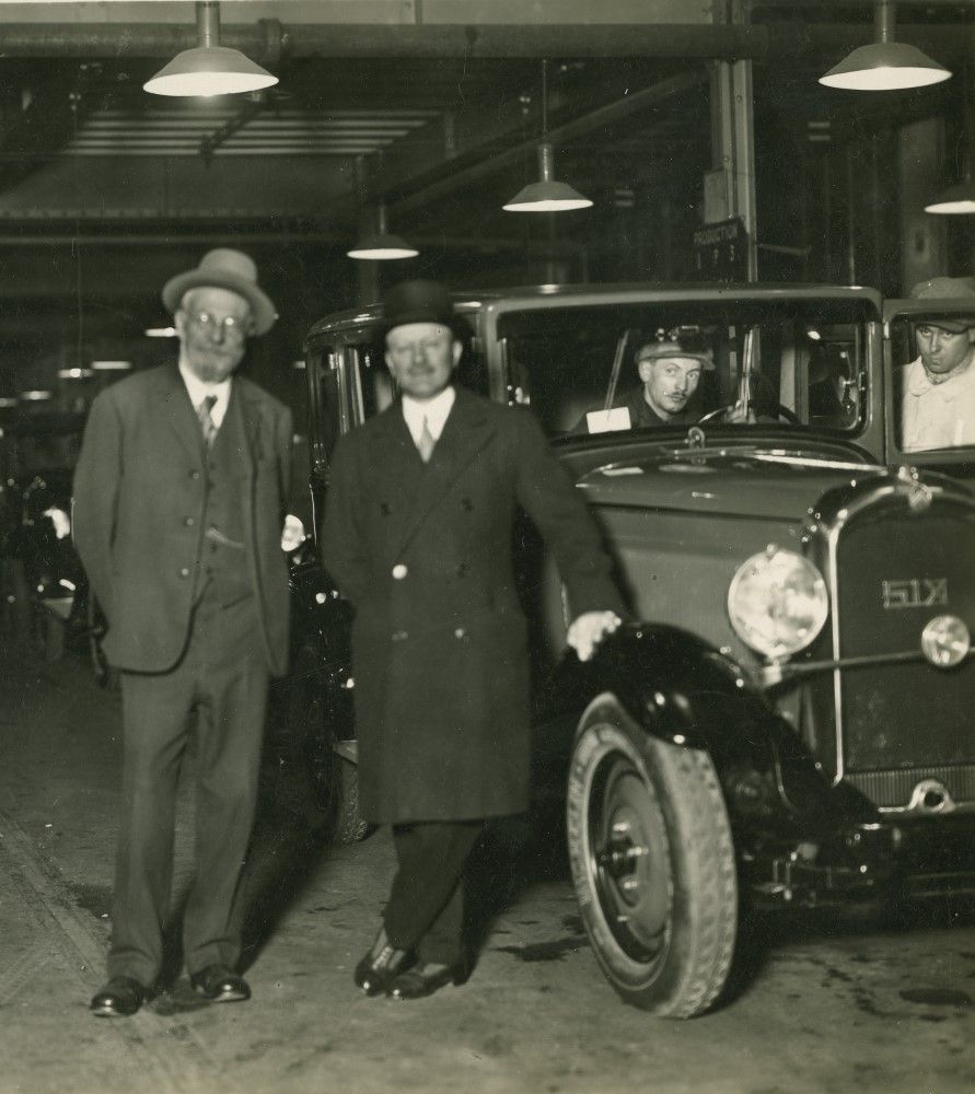 Photographie d'Edouard Michelin (à gauche) et d'André Citroën (à droite), en 1928, dans les ateliers Citroën de l'usine de Javel (Paris).