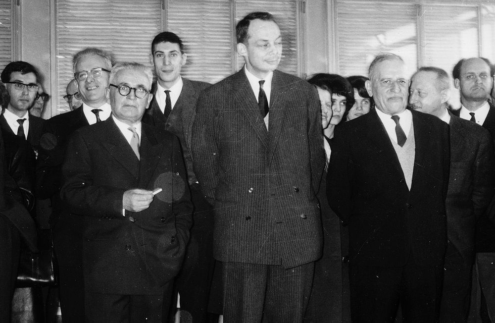 Photographie de groupe lors d'une visite aux Etats-Unis dans les années 1960. François Michelin (au centre) se démarque par sa grande taille.