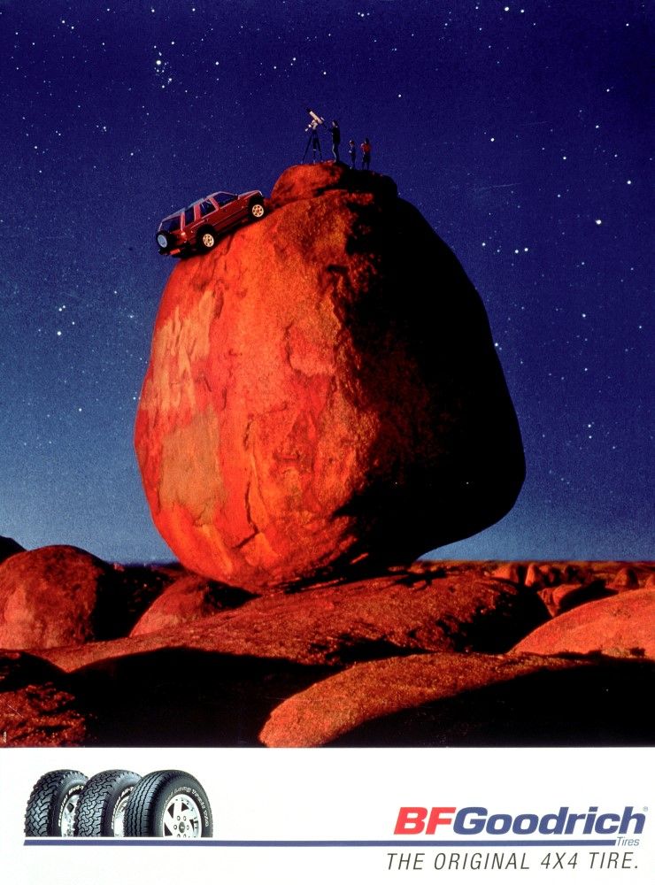The photomontage shows a 4x4 parked on top of a gigantic boulder with a 90° slope. At its summit, a group of people are stargazing.