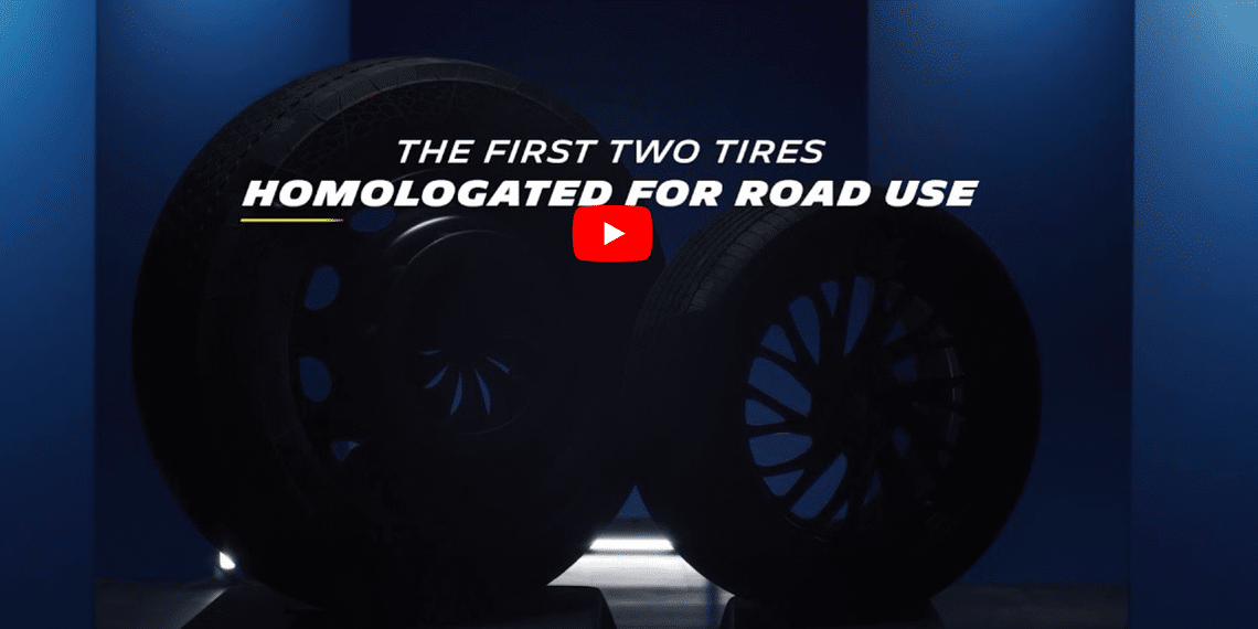 2 pneus sur fond bleu