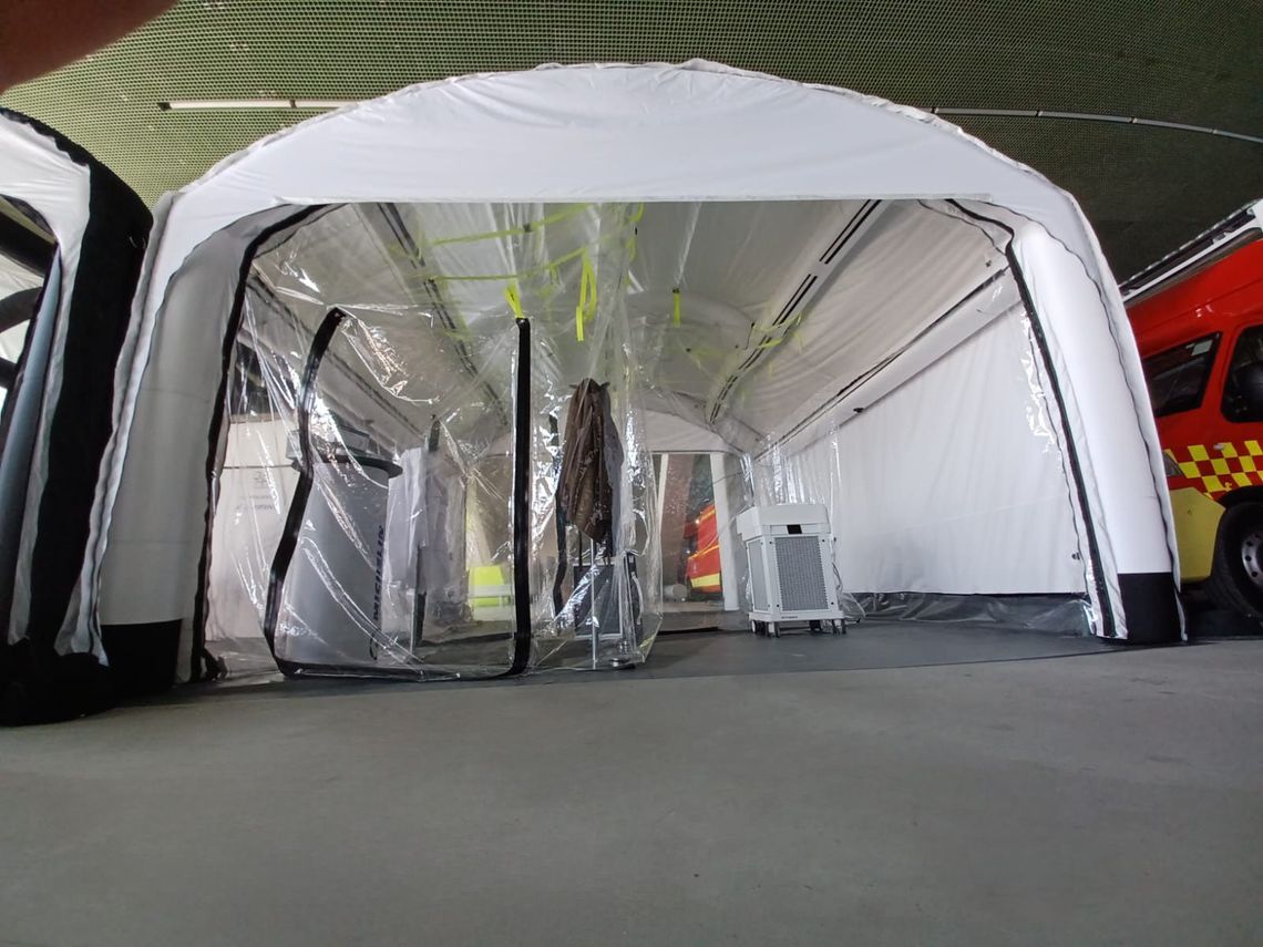 Photo du laboratoire, structure gonflable abritant une chambre étanche disposant d'un système de ventilation.