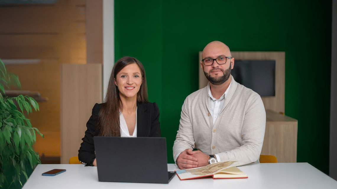 2 personen am schreibtisch ki png