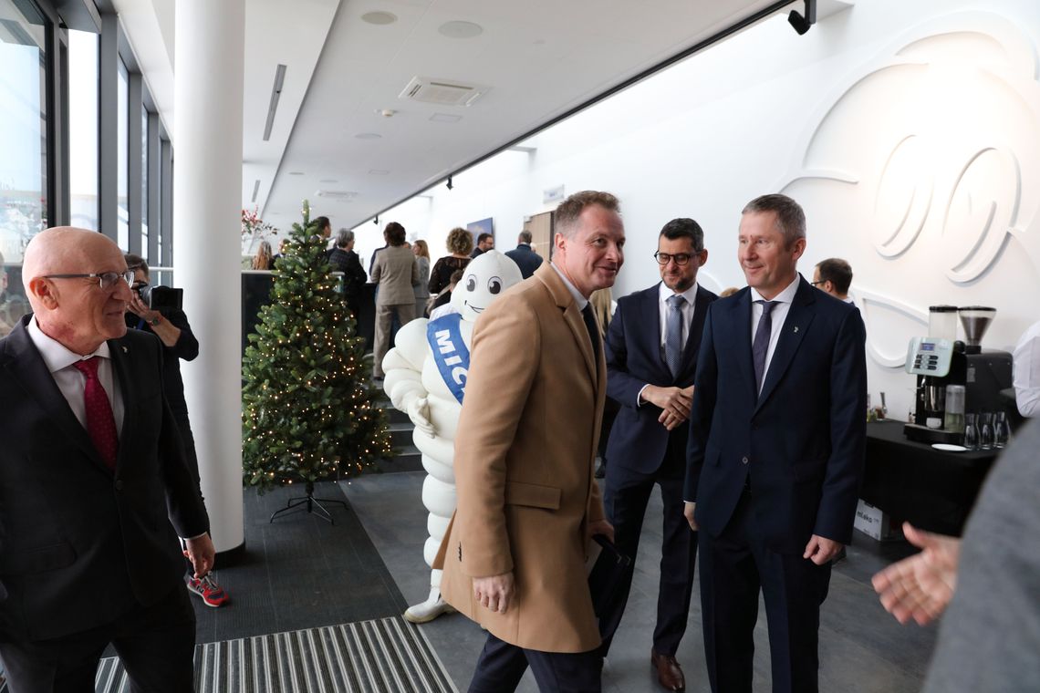 02 12 2025 gala 30 lat 40