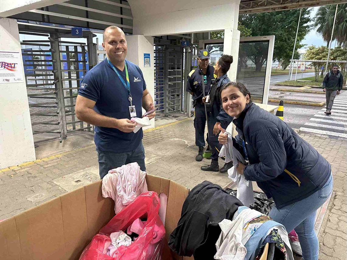 2 bénévoles Michelin trient des vêtements qu'ils ont collectés.re nécessité