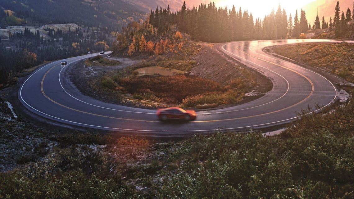 Vehicule sur un virage dans la montagne