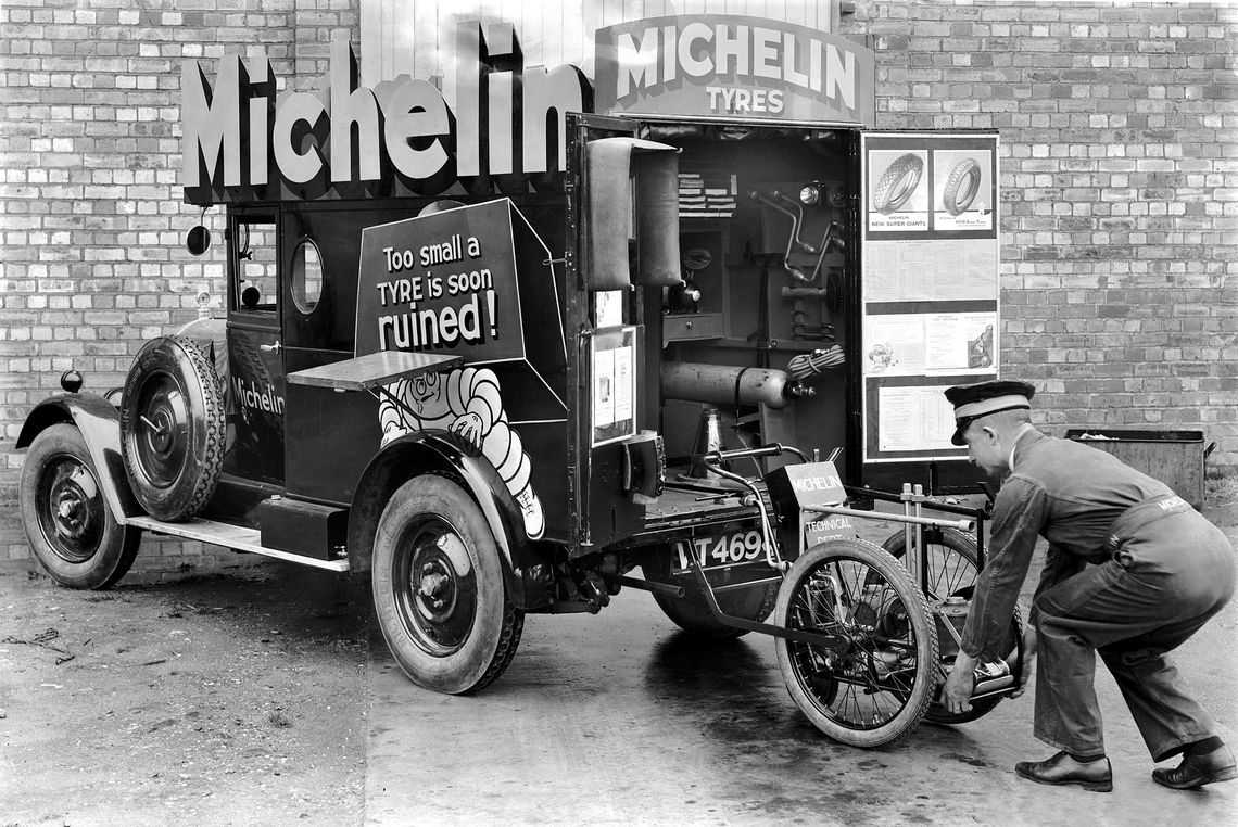 photo ancienne d'un des premiers camions atelier à marque Michelin.