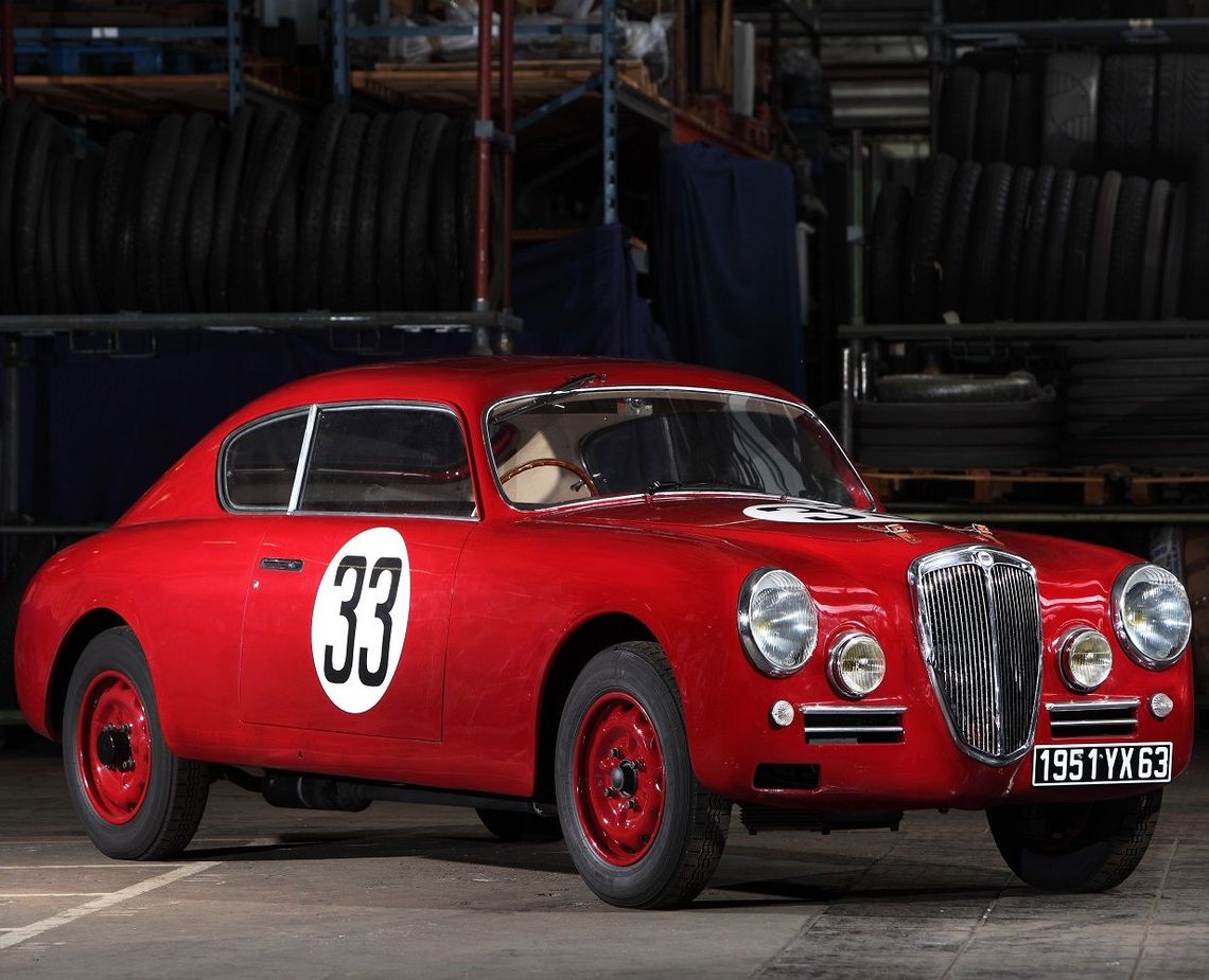 Voiture de collection Lancia modèle Aurélia de couleur rouge portant le numéro 33