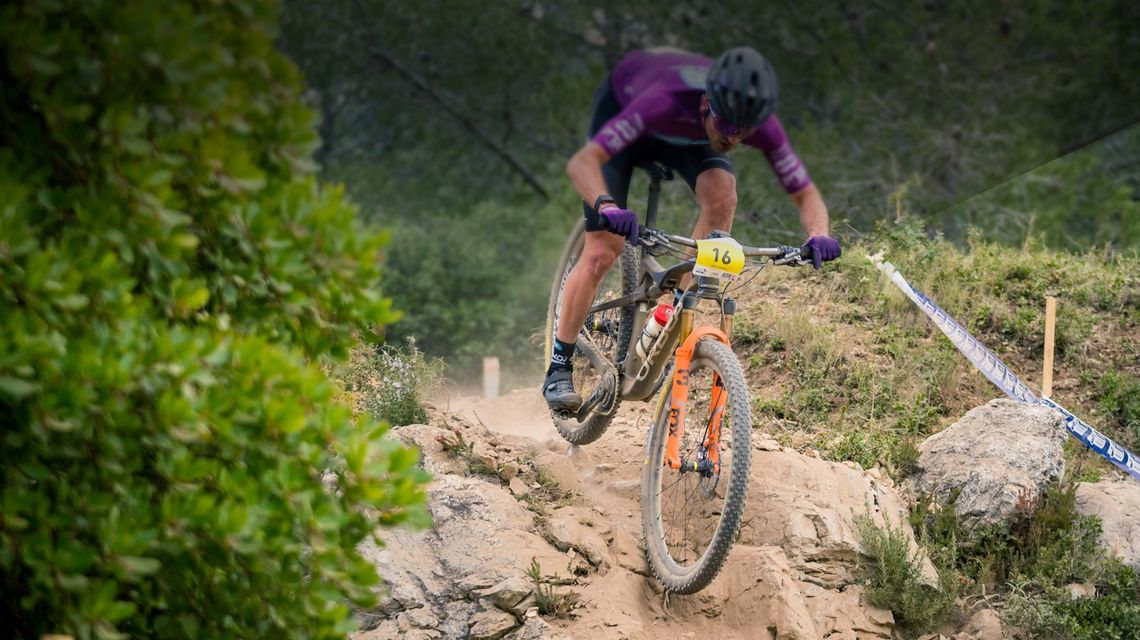 VTTiste pendant une compétition évoluant sur une piste rocailleuse avec un vélo équipé de pneus MICHELIN Wild XC racing line