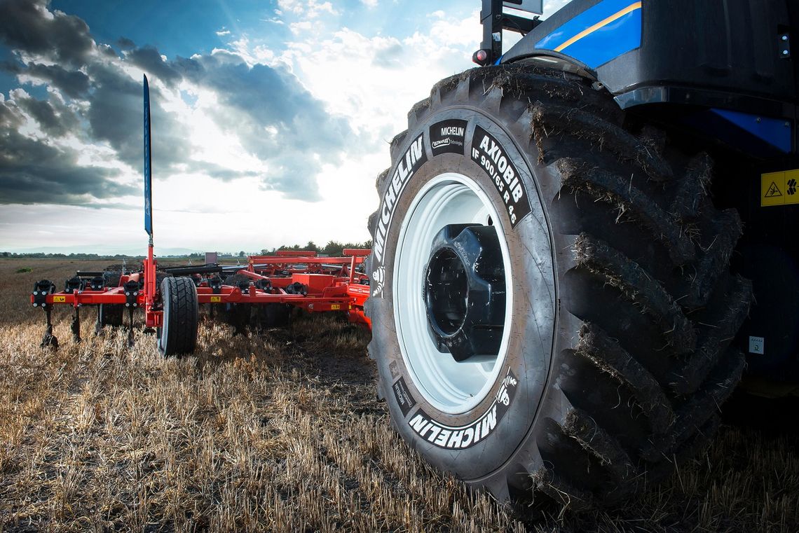 Tracteur équipé de pneus MICHELIN Axiobib dans un champ de culture.