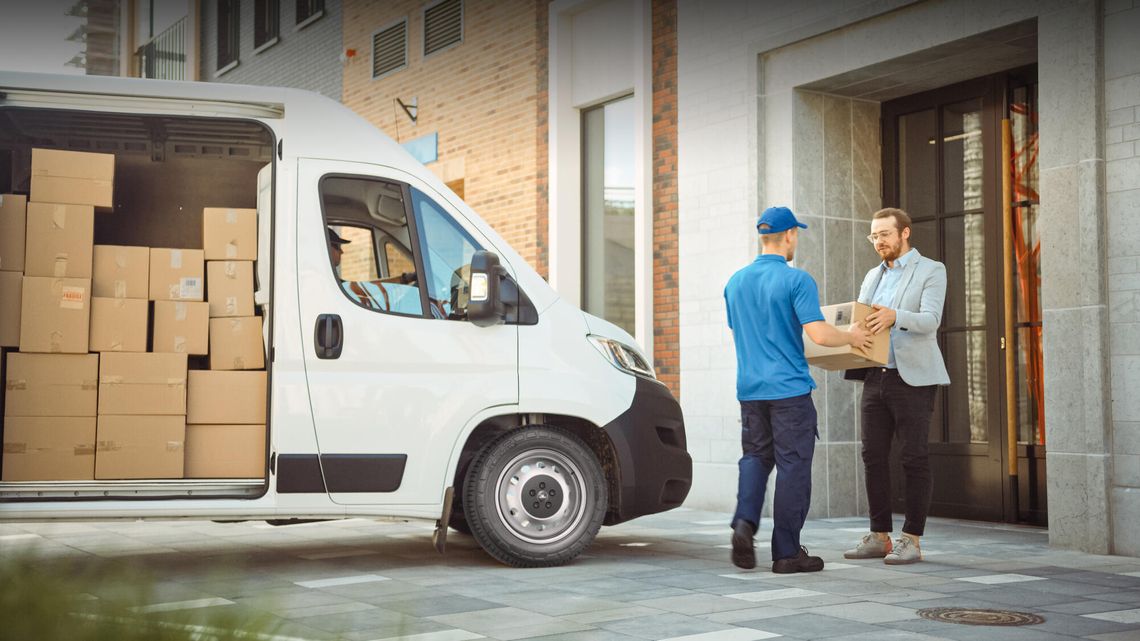 Image montrant un véhicule utilitaire en action, il s'agit d'une livraison d'un colis à un particulier