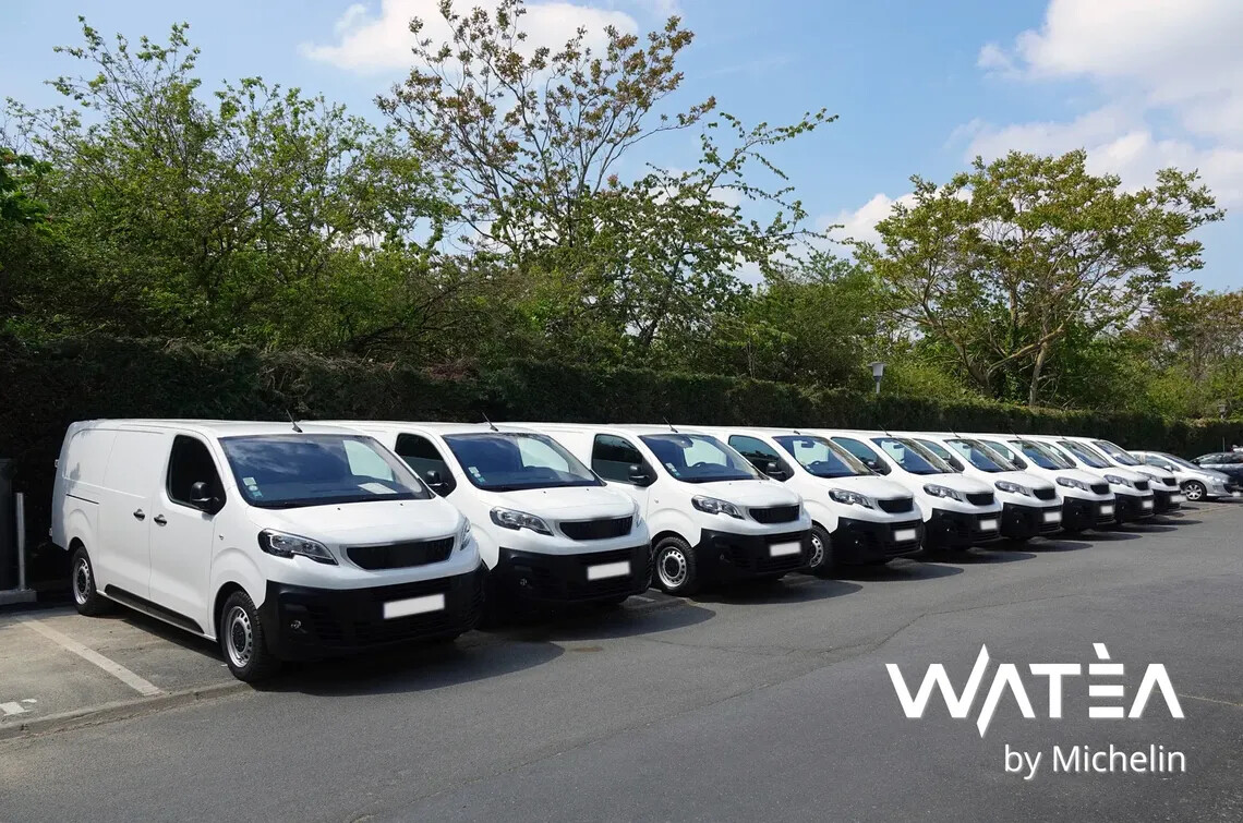 Image montrant un alignement de véhicules utilitaires