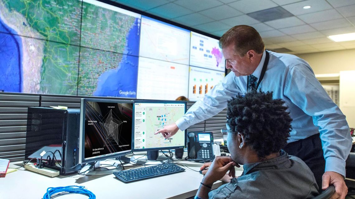 Image montrant deux personnes faisant des analyses autour du pneu