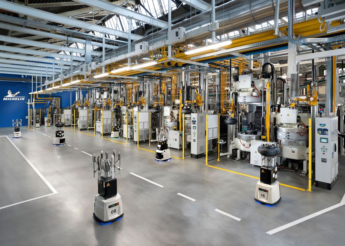 ligne de presses de cuisson électriques dans un atelier