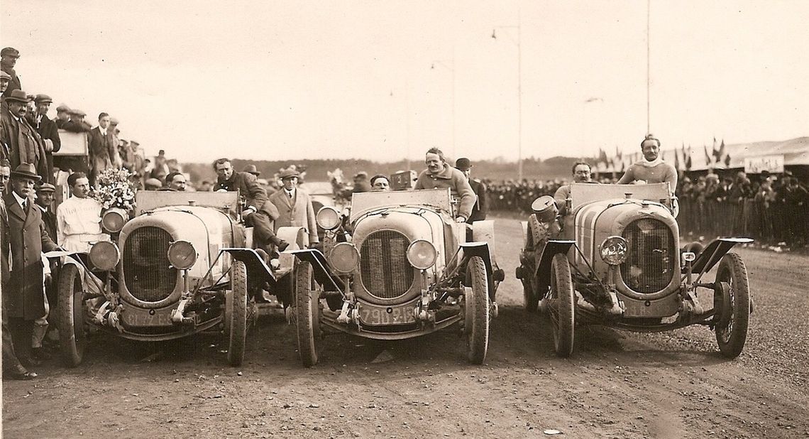 Archive image showing the 3 vehicles at the finish of the 24heures du mans in 1923, including two Chénardes and Walcker equipped with Michelin tires.