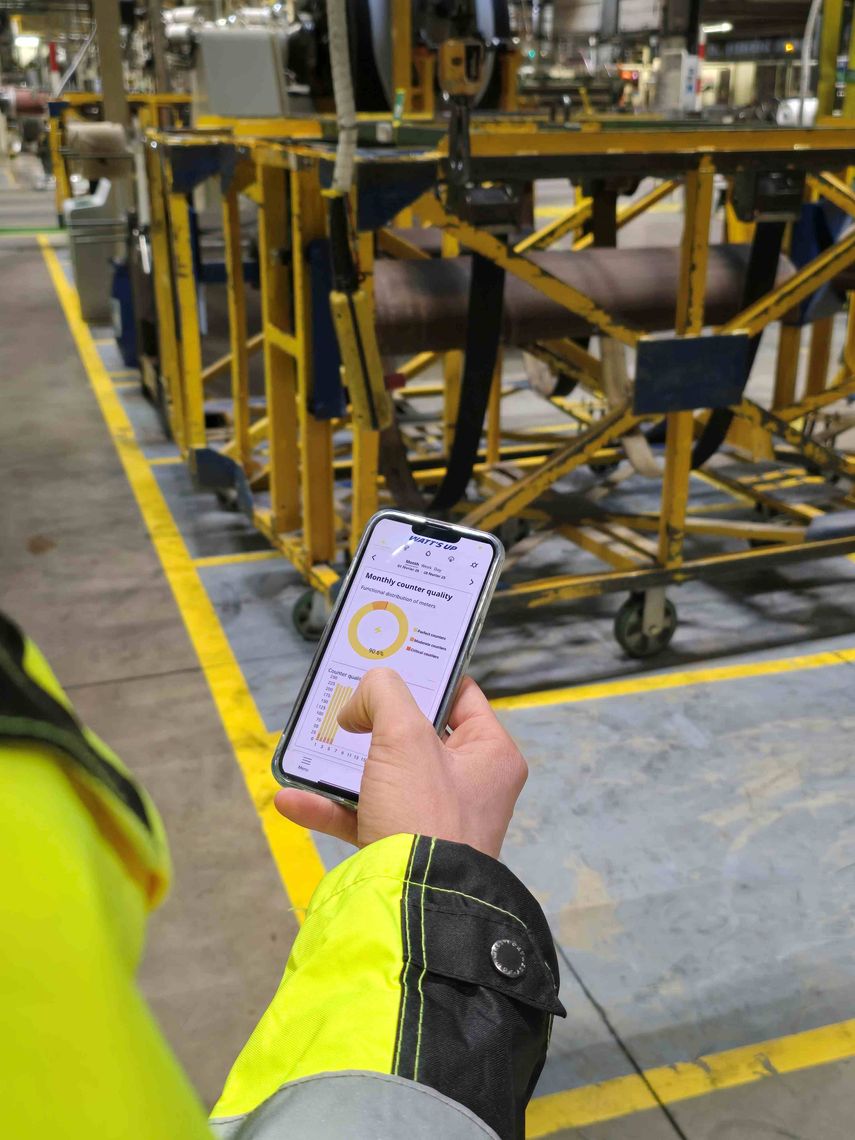 An operator in a Michelin manufacturing workshop consults the Product Energy app from his smartphone.